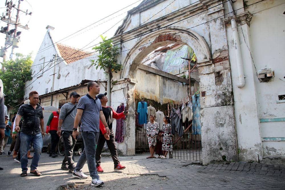 Wali Kota Surabaya Eri Cahyadi saat melakukan pemantauan rencama revitalisasi kota tua di kawasan ampel dan sekitarnya. Dok. Diskominfo Surabaya.