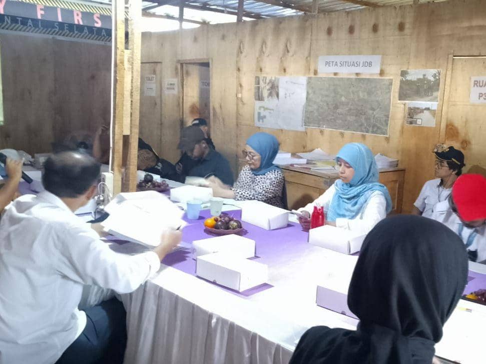 Perwakilan Bank Dunia saat meninjau progress proyek SPAM Pantai Selatan Lotim (IDN Times/Ruhaili)