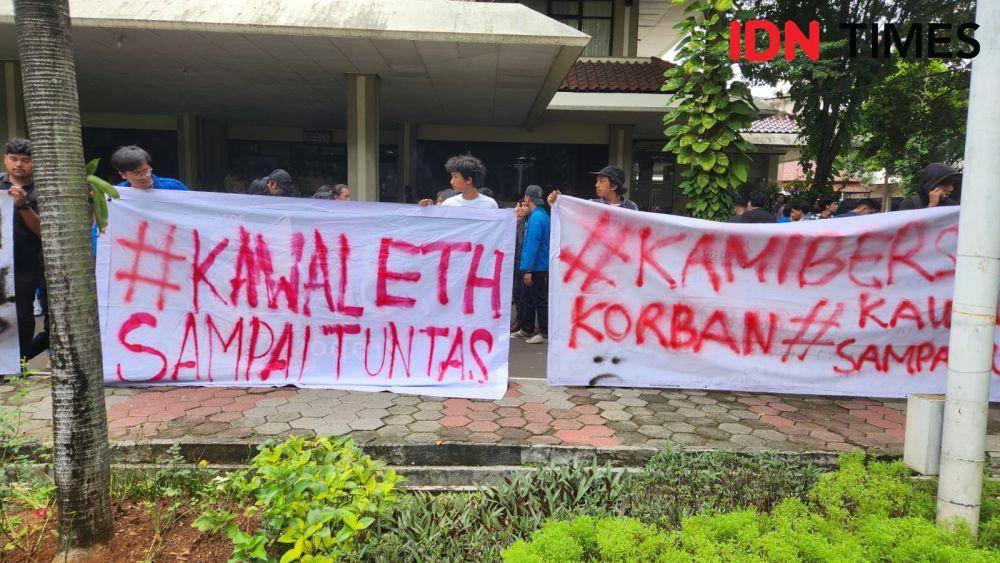 Mahasiswa Universitas Pancasila menggelar aksi di depan gedung rektorat Universitas Pancasila, Jakarta Selatan. (IDNTimes/Dicky)