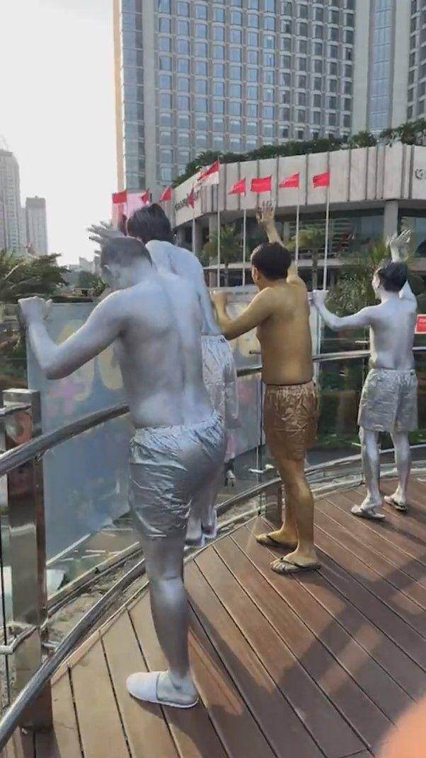 cast Agak Laen jadi manusia silver (instagram.com/pilem.agak.laen)