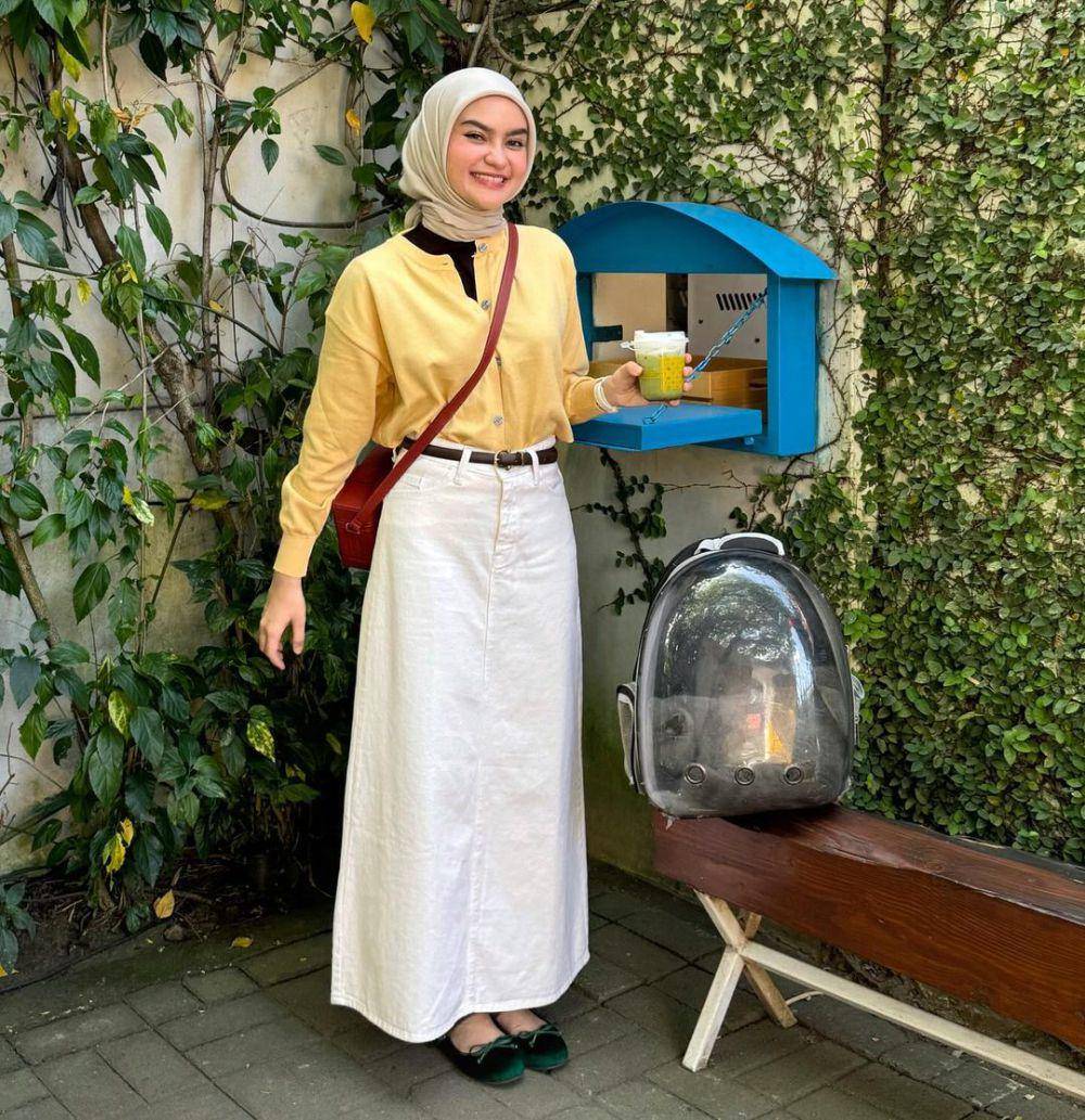 inspirasi OOTD hangout dengan rok untuk hijab ala Helwa Bashel (instagram.com/helwabasheel)