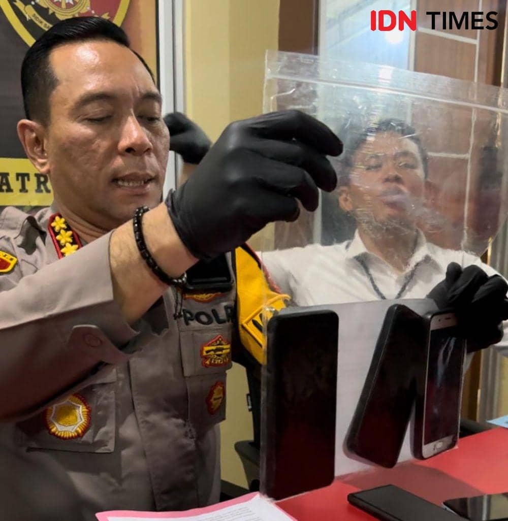 Polresta Pontianak amankan barang bukti handphone dari kasus eksploitasi anak. (IDN Times/Teri).