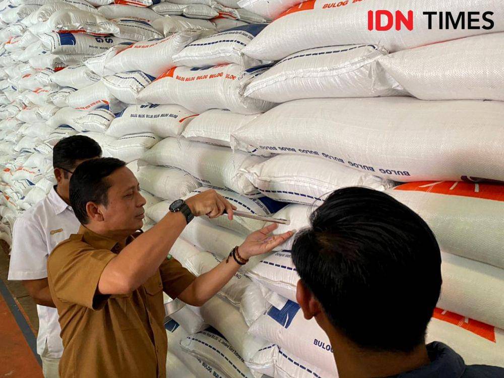 Pengecekan beras di Gudang Bulog, Siron, Kabupaten Aceh Besar. (Dokumentasi Bulog untuk IDN Times)