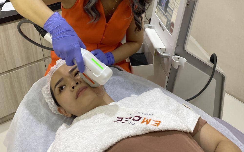 Seorang konsumen sedang melakukan perawatan kulit wajah di Emdee Clinic Semarang. (dok. Emdee Clinic)