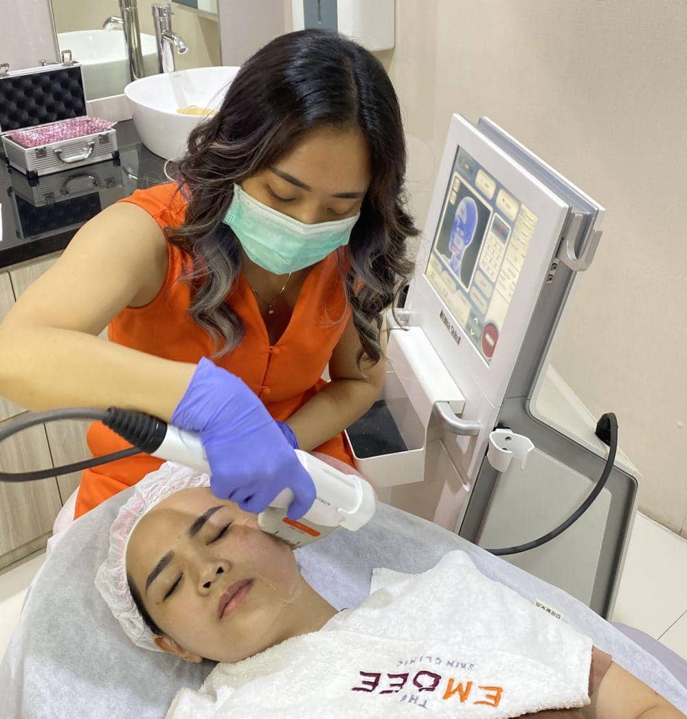 Seorang konsumen sedang melakukan perawatan kulit wajah di Emdee Clinic Semarang. (dok. Emdee Clinic)