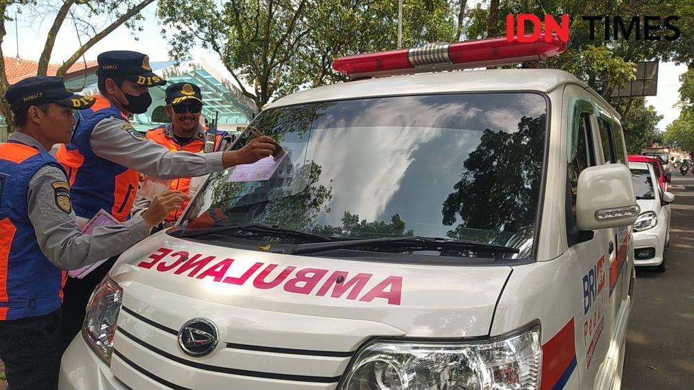 Termasuk Ambulans, Petugas Jaring 20 Mobil yang Parkir Liar di Cimahi
