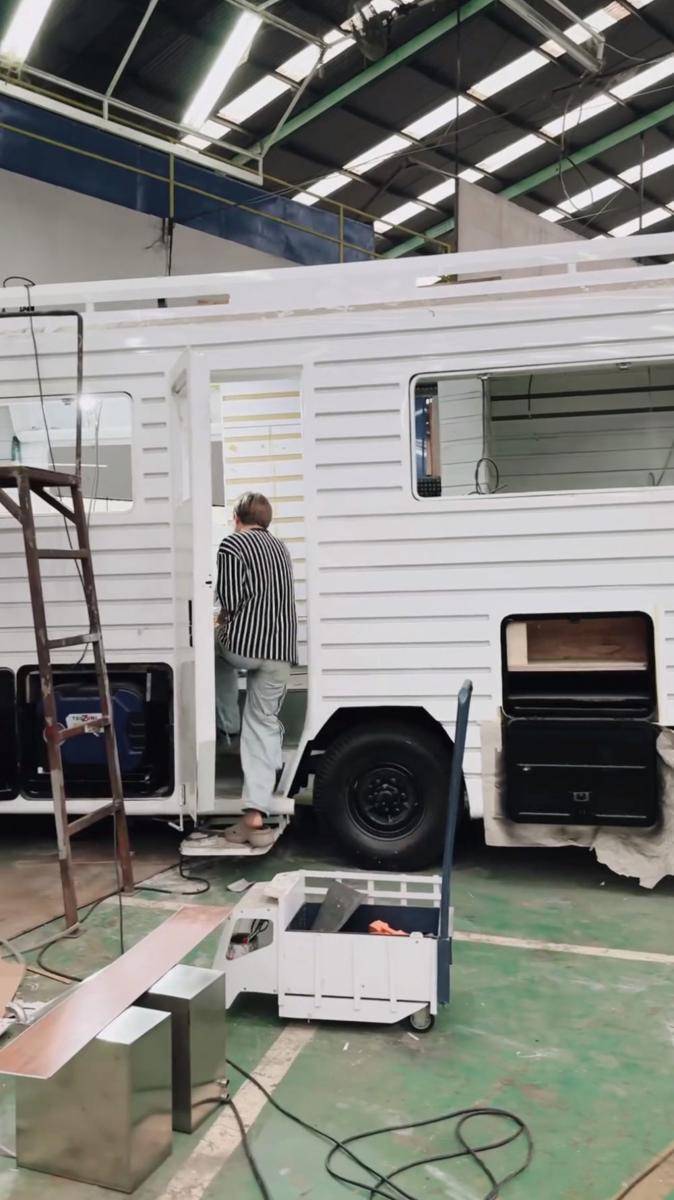 potret Rey Mbayang bersama campervan (instagram.com/rey_mbayang)