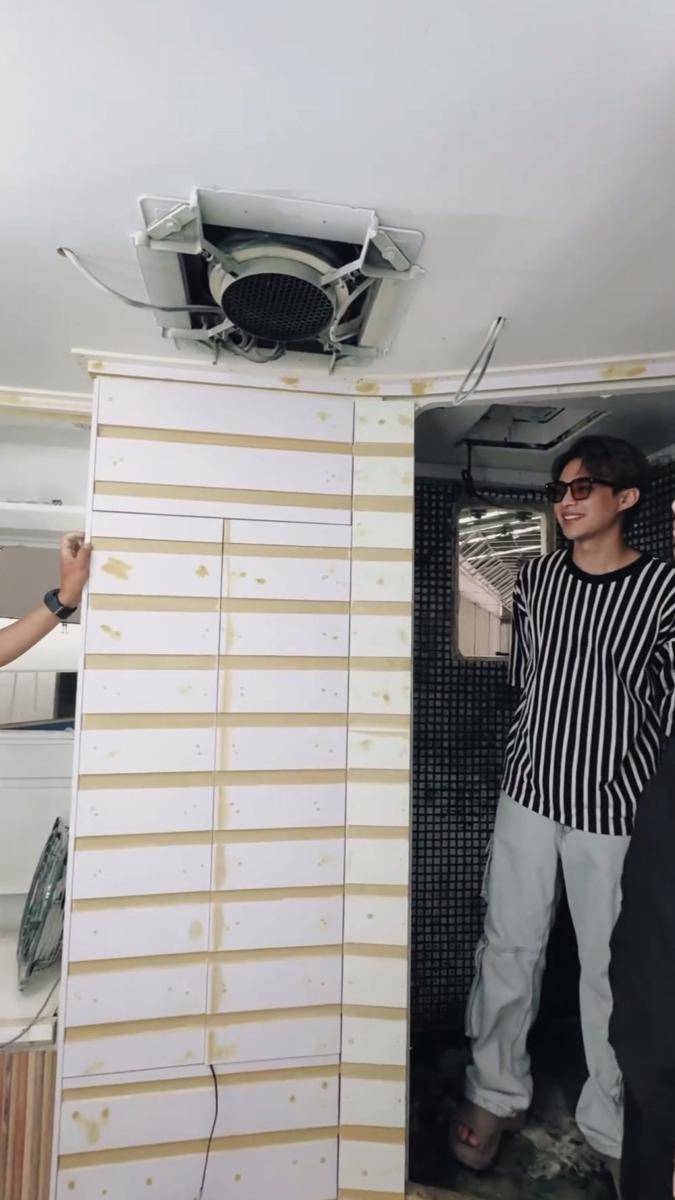 potret Rey Mbayang bersama campervan (instagram.com/rey_mbayang)