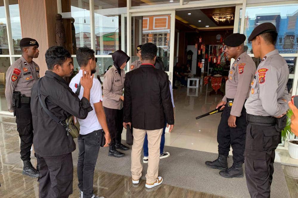 100 Personel TNI-Polri Jaga Rapat Rekapitulasi di KPUD Mimika