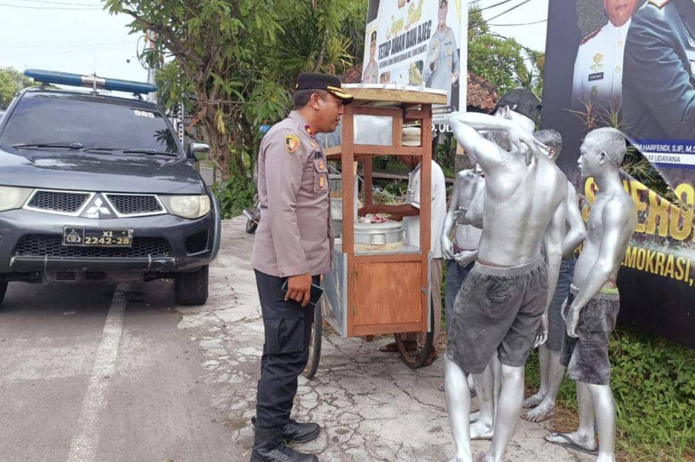 Manusia silver diamankan di wilayah Denpasar Timur (Dok.IDN Times/Polsek Denpasar Timur)