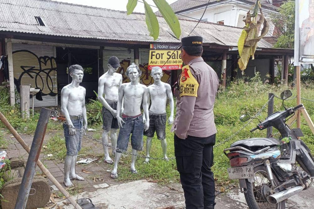 Manusia silver diamankan di wilayah Denpasar Timur (Dok.IDN Times/Polsek Denpasar Timur)