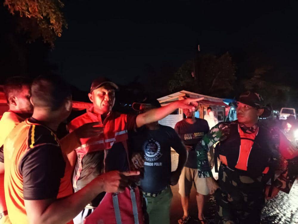 Tim SAR gabungan saat menyebar ke sejumlah desa untuk evakuasi warga terdampak banjir di Brebes. (IDN Times/Dok Basarnas Cilacap)