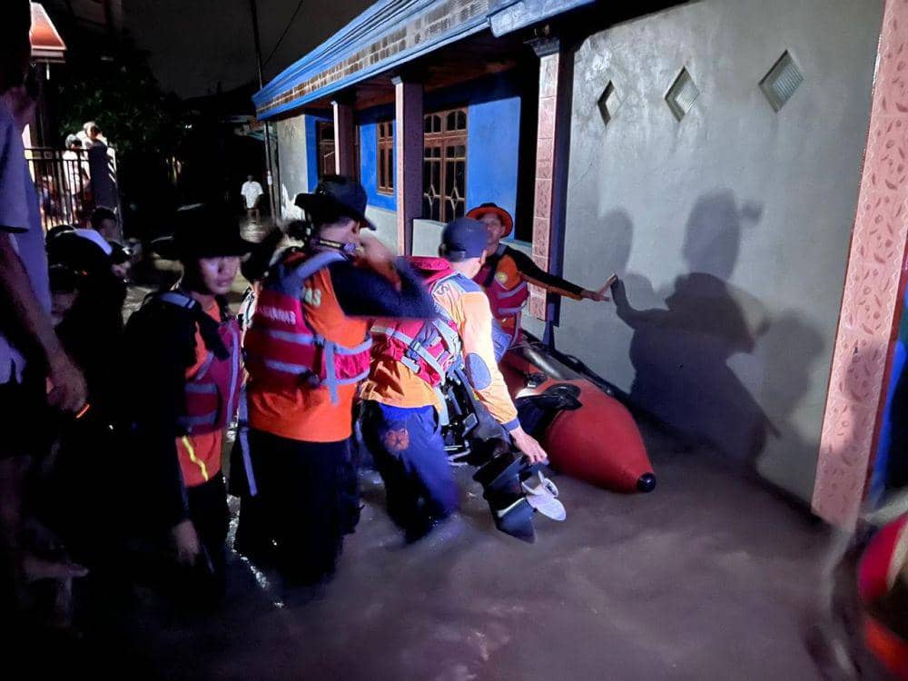 Basarnas pakai perahu karet untuk gotong warga dari rumah ke tempat yang aman. (IDN Times/Dok Humas Basarnas Cilacap)