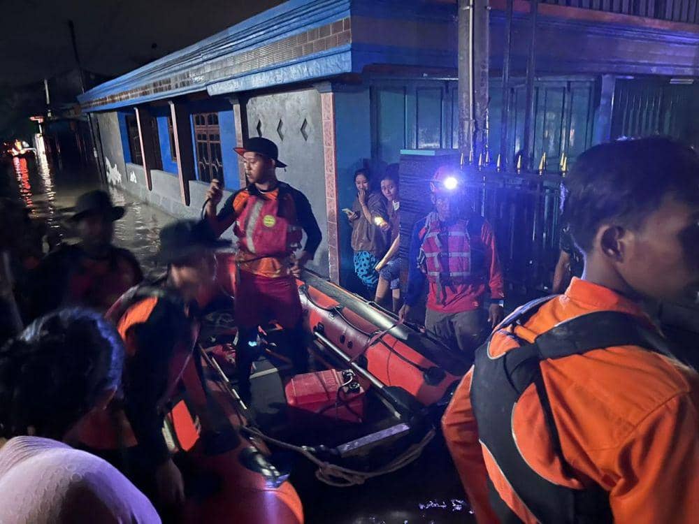 Basarnas juga cek rumah warga yang masih terendam banjir. (IDN Times/Dok Humas Basarnas Cilacap)