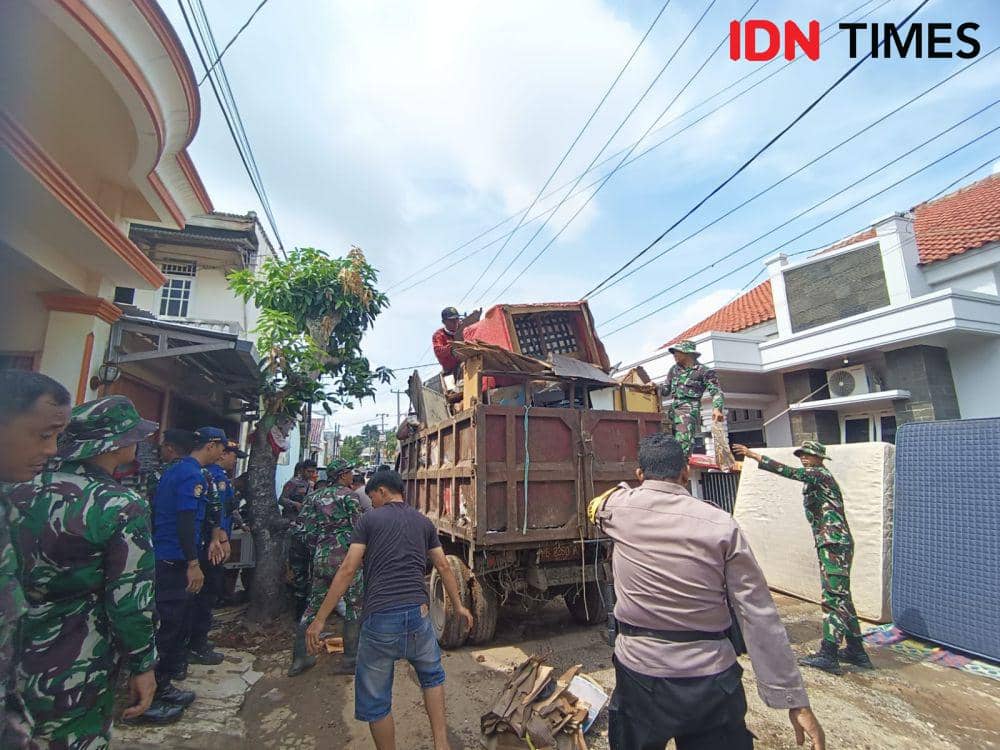 Warga terdampak banjir di Perumahan Gelora Persada, Kelurahan Rajabasa Raya, Kecamatan Rajabasa, Bandar Lampung. (IDN Times/Tama Yudha Wiguna).