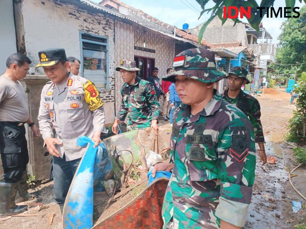 Warga terdampak banjir di Perumahan Gelora Persada, Kelurahan Rajabasa Raya, Kecamatan Rajabasa, Bandar Lampung. (IDN Times/Tama Yudha Wiguna).