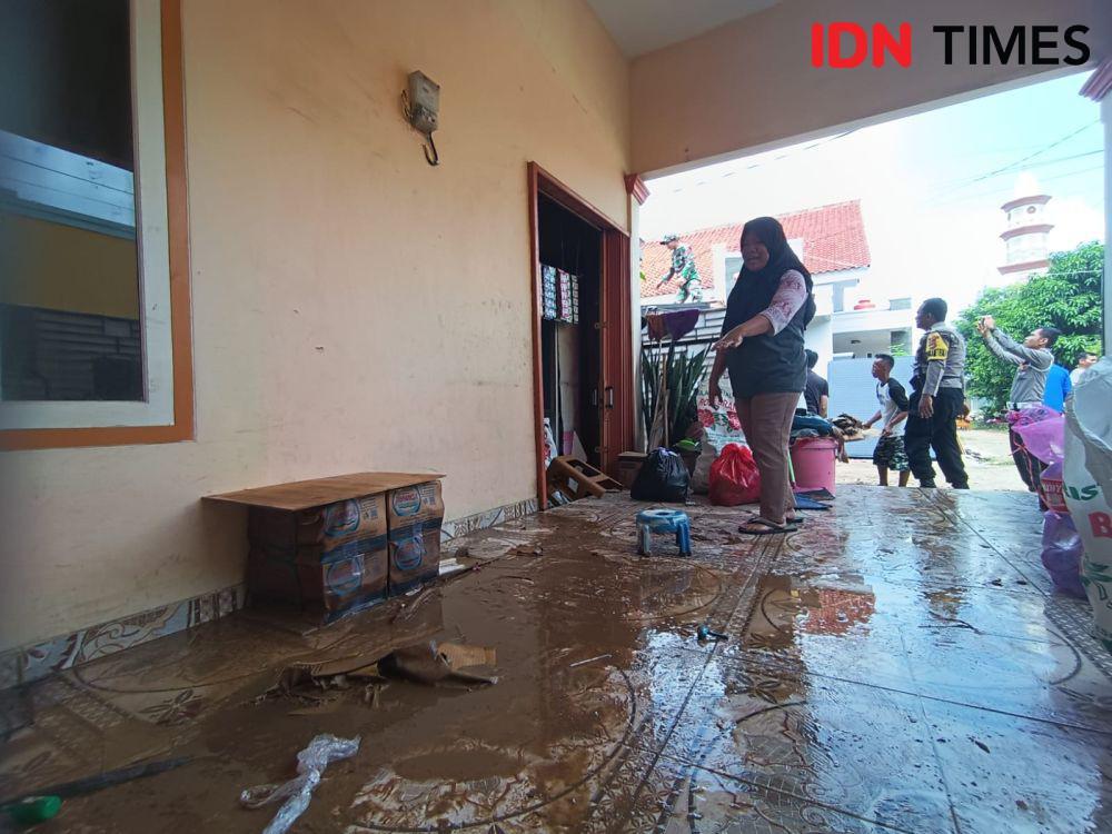 Habis Banjir Terbitlah Lumpur dan Sampah di Rumah Warga Bandar Lampung