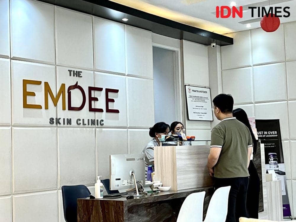 Klinik kecantikan Emdee Clinic Semarang sedang melayani konsumen untuk perawatan wajah. (IDN Times/Anggun Puspitoningrum)
