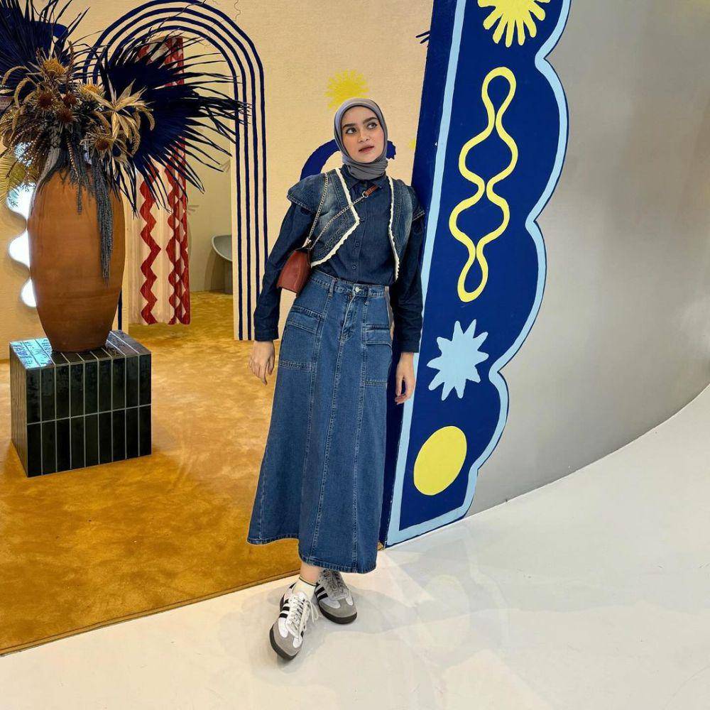inspirasi OOTD hangout dengan rok untuk hijab ala Helwa Bashel (instagram.com/helwabasheel)