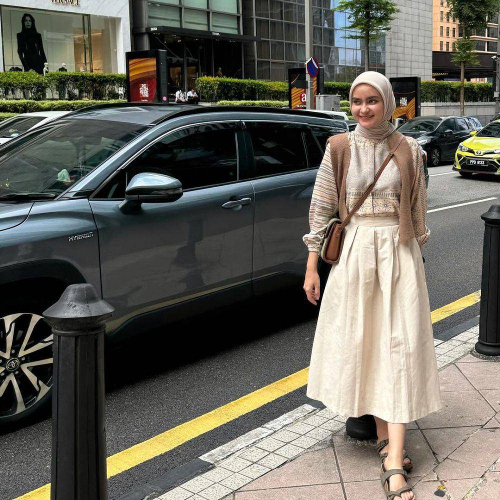 inspirasi OOTD hangout dengan rok untuk hijab ala Helwa Bashel (instagram.com/helwabasheel)