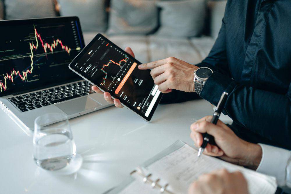 ilustrasi tentang bisnis analyst (pexels.com/AlphaTradeZone)
