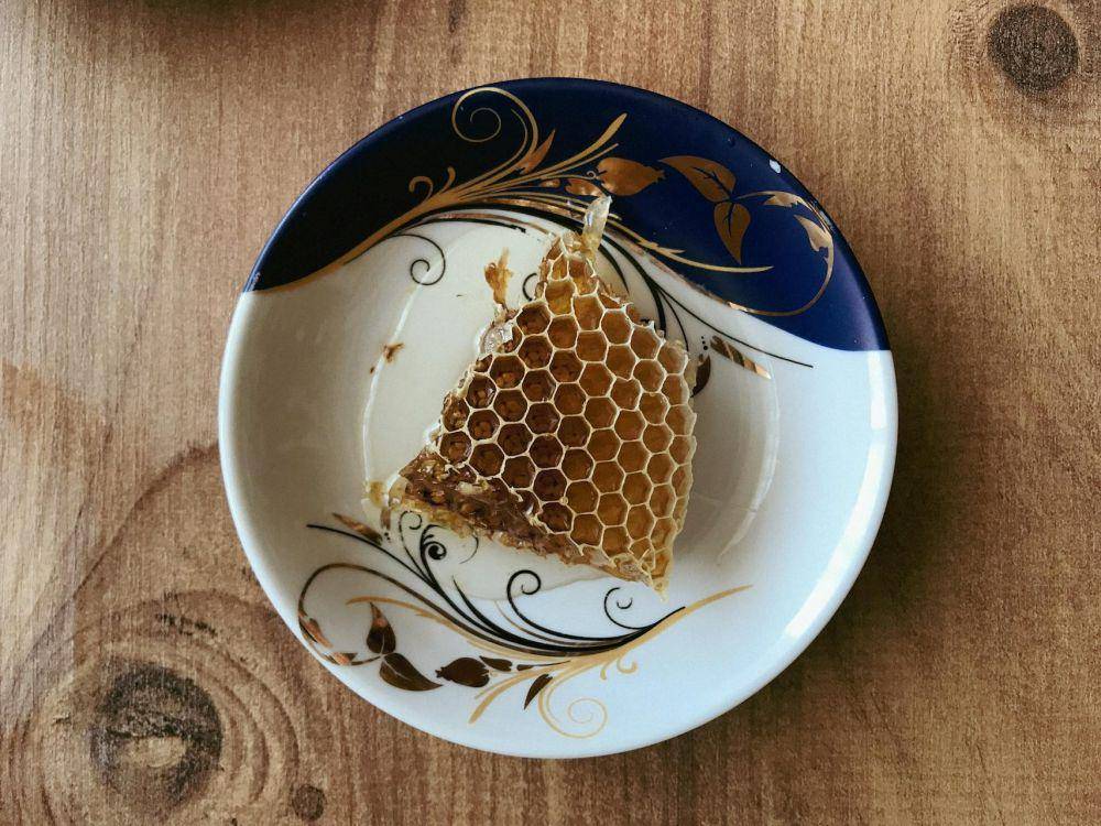 ilustrasi honeycomb di atas piring (pexels.com/Beyza İmamoğlu)