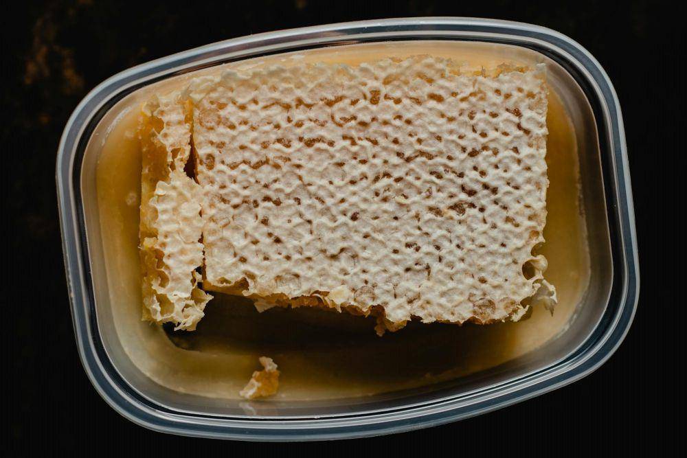 ilustrasi honeycomb dalam wadah (pexels.com/Eva Bronzini)