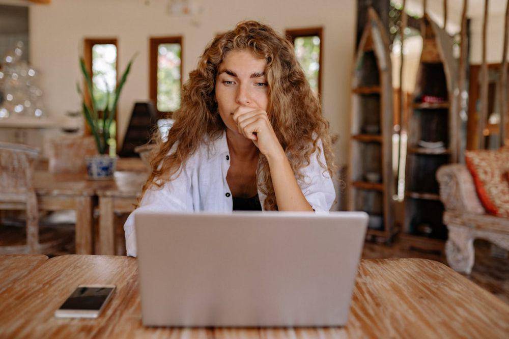 Menulis skripsi dengan efisien (Pexels.com/Yan Krukau)