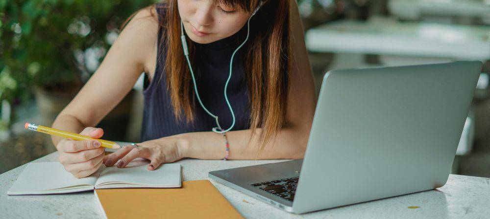 Menulis skripsi dengan efisien (Pexels.com/Zen Chung)