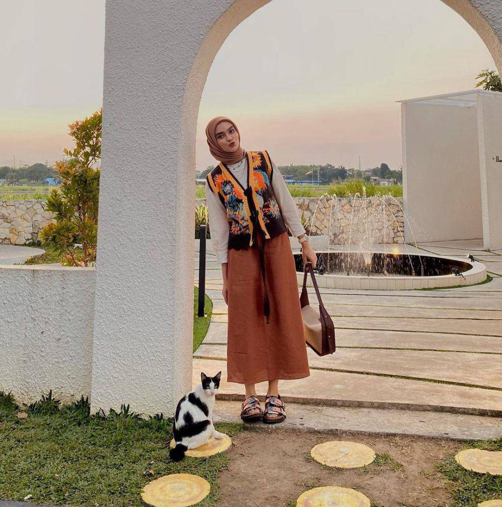 inspirasi OOTD hangout dengan rok untuk hijab ala Helwa Bashel (instagram.com/helwabasheel)