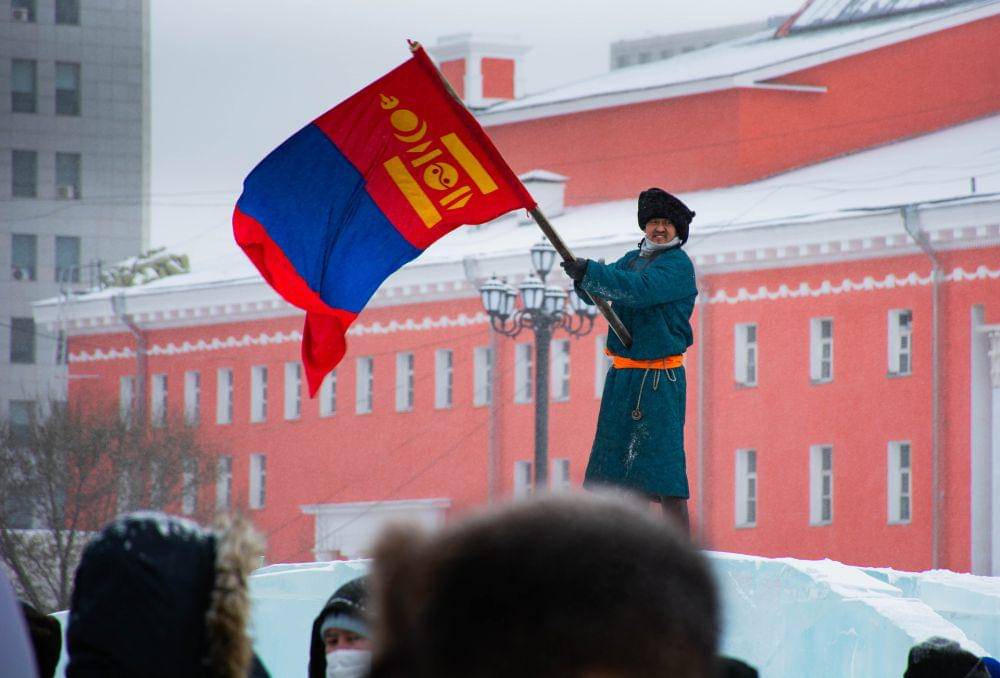 Potret orang yang sedang mengibarkan bendera Mongolia. (pixabay.com/Nyamdorj)