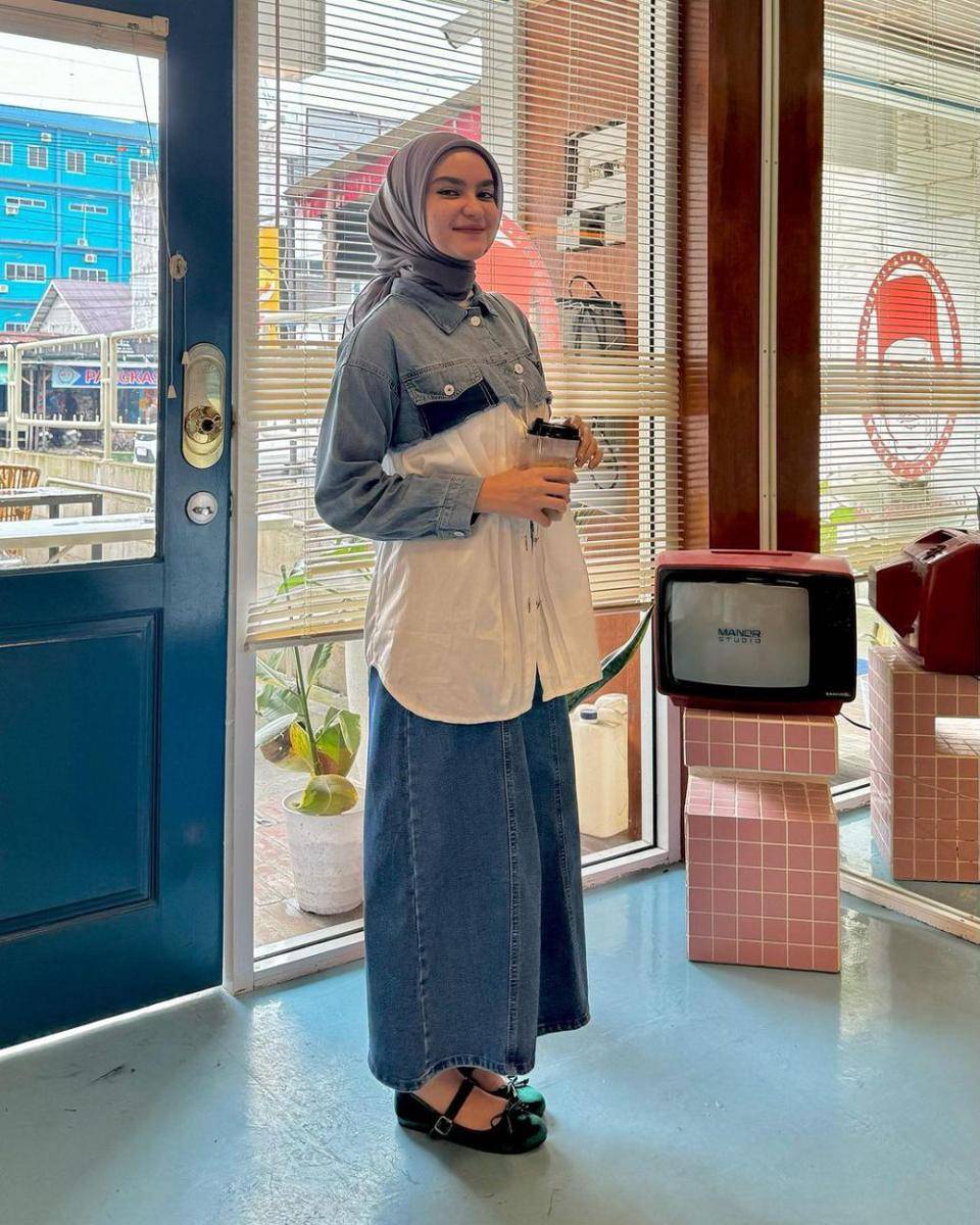 inspirasi OOTD hangout dengan rok untuk hijab ala Helwa Bashel (instagram.com/helwabasheel)