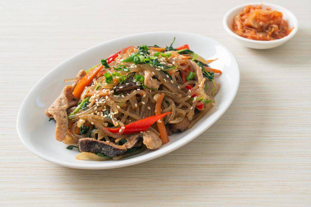 japchae (vecteezy.com/Natthapon Ngamnithiporn)