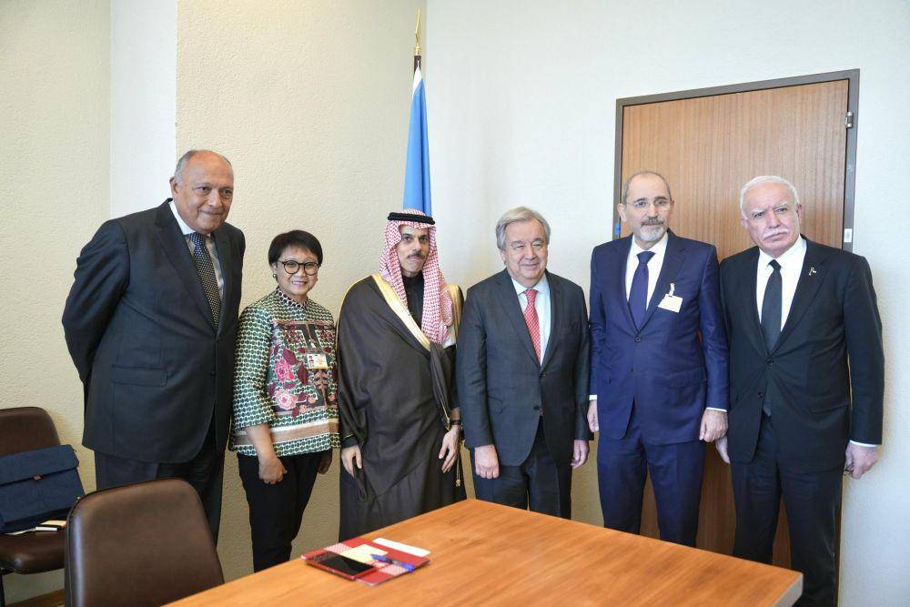 Menteri Luar Negeri RI Retno Marsudi bersama Sekjen PBB dan Menlu Arab Saudi, Yordania, Palestina dan Mesir. (dok. X @Menlu_RI)
