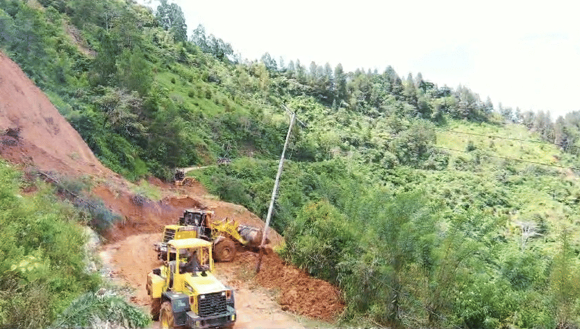 Pembersihan material longsor dari badan jalan di Desa Bonglo, Kecamatan Bastem Utara, Kabupaten Luwu, Sulawesi Selatan, Selasa (27/2/2024). (Dok. Basarnas Makassar)