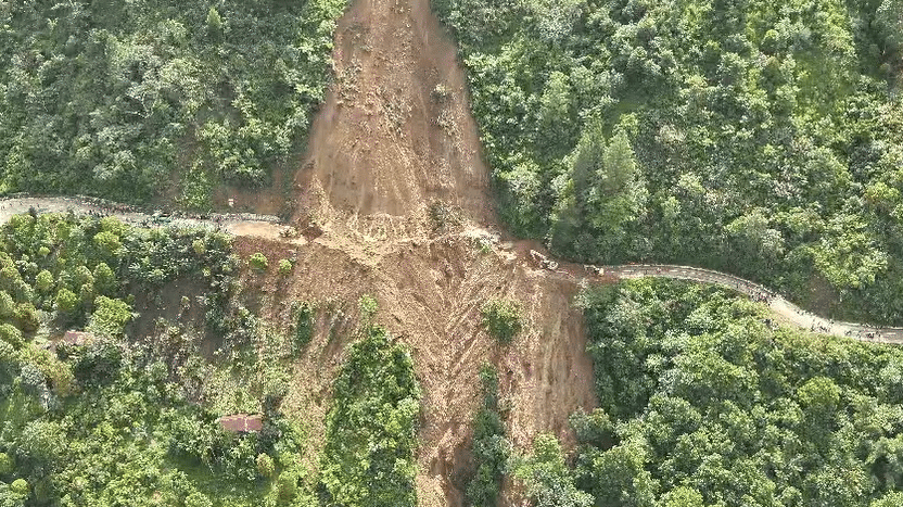 Akses jalan terputus akibat tertimbun tanah longsor di Desa Bonglo, Kecamatan Bastem Utara, Kabupaten Luwu, Sulawesi Selatan, Senin (26/2/2024). (Dok. Basarnas Makassar)