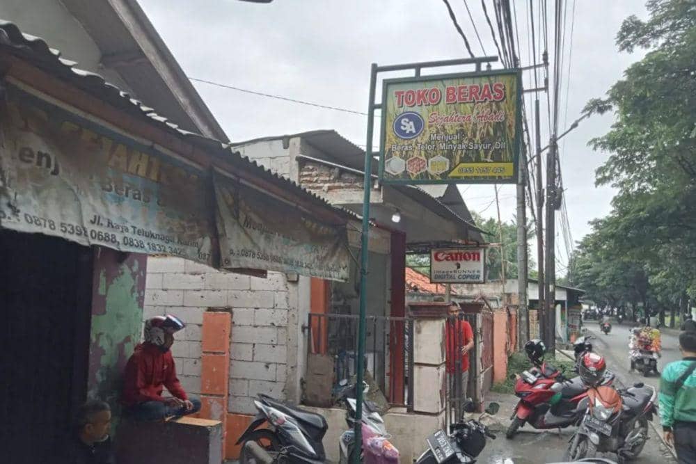 Toko beras Sejahtera Abadi, Teluknaga, Tangerang (Antara/Azmi)