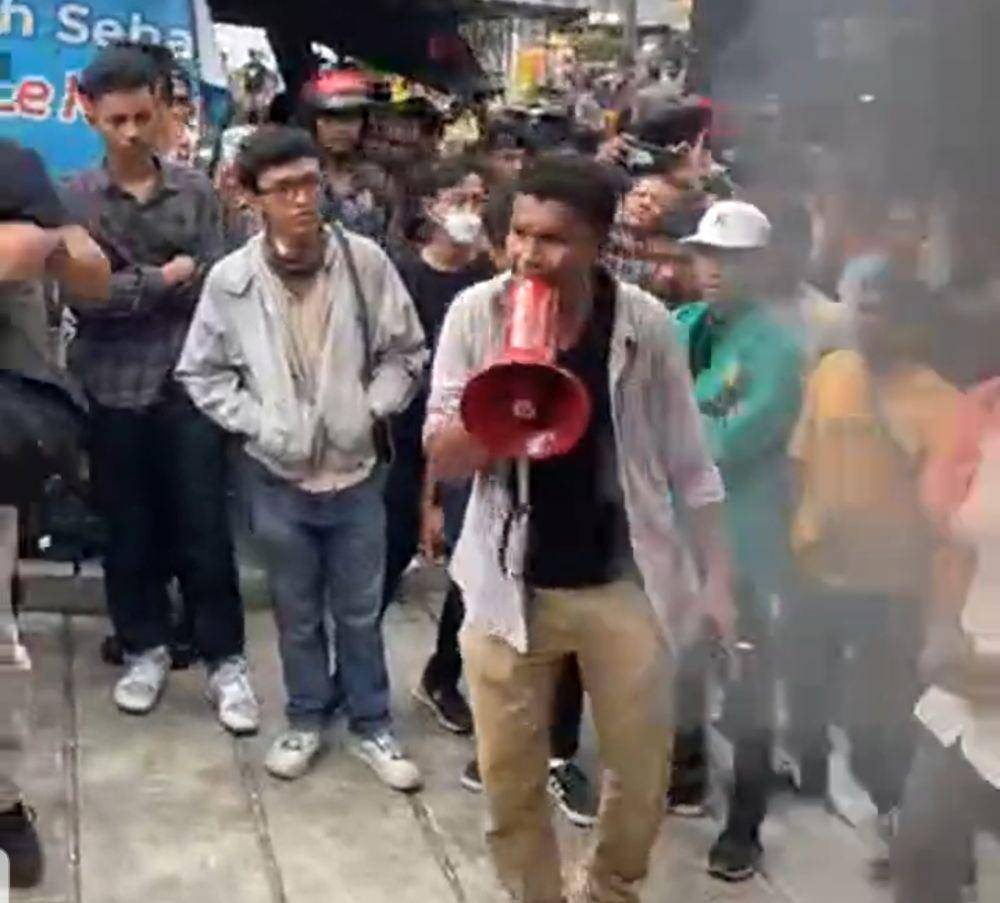 Koordinator demonstrasi di depan Indonesia Corruption Watch (ICW) di Kalibata pada Senin, 26 Februari 2024. (Tangkapan layar Instagram ICW)