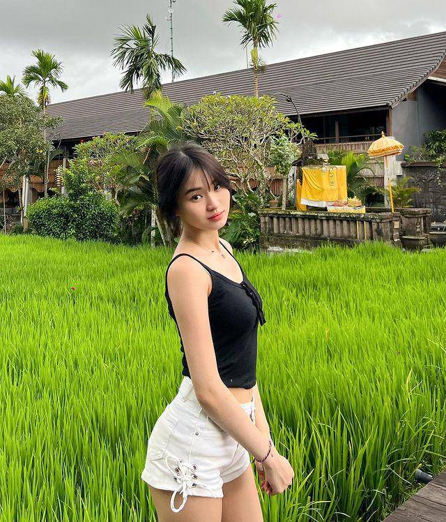 Potret OOTD Caatez di tengah sawah (instagram.com/catherineealicia)