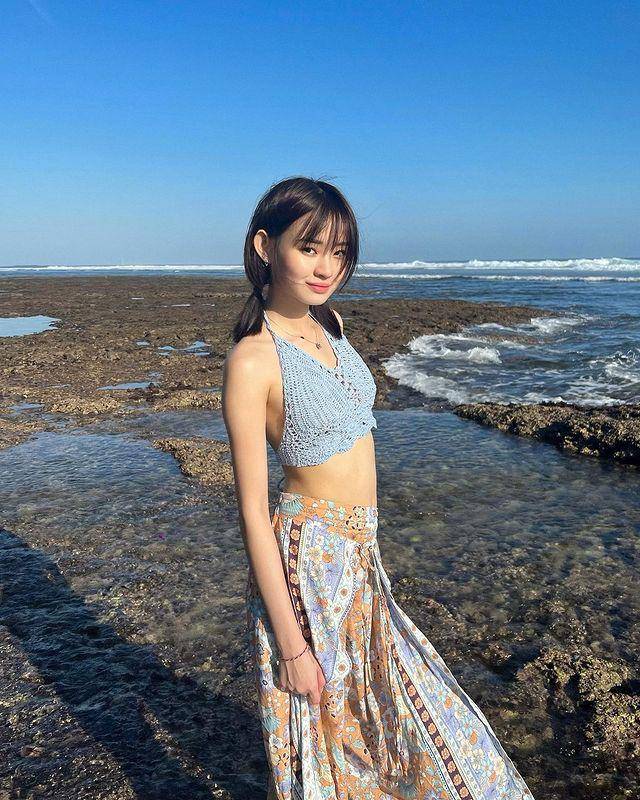 Potret OOTD Caatez saat berlibur di pantai (instagram.com/catherineealicia)