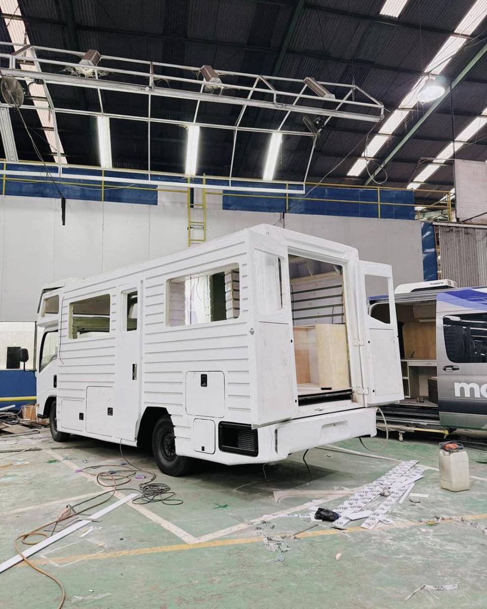 potret Rey Mbayang bersama campervan (instagram.com/rey_mbayang)