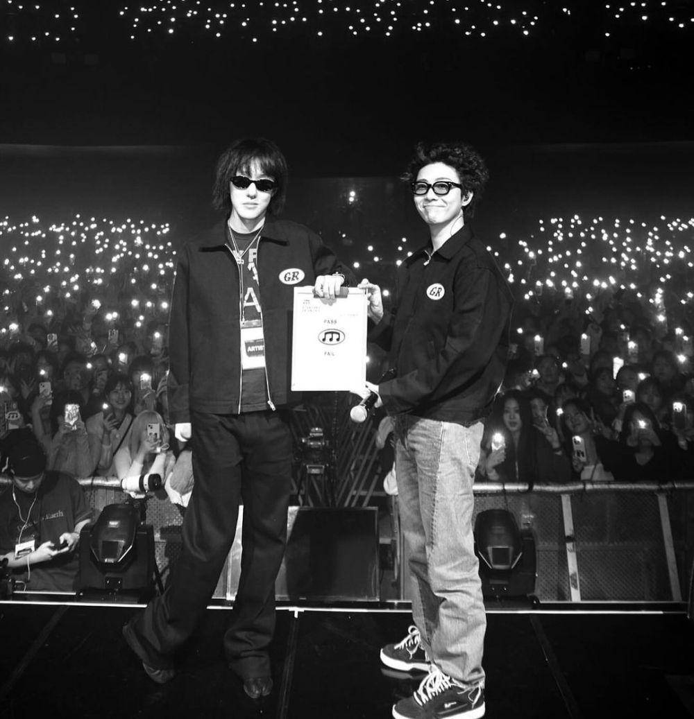 Potret Giriboy dan Zion.T saat menandatangani kontrak di atas panggung (instagram.com/giriboy91)