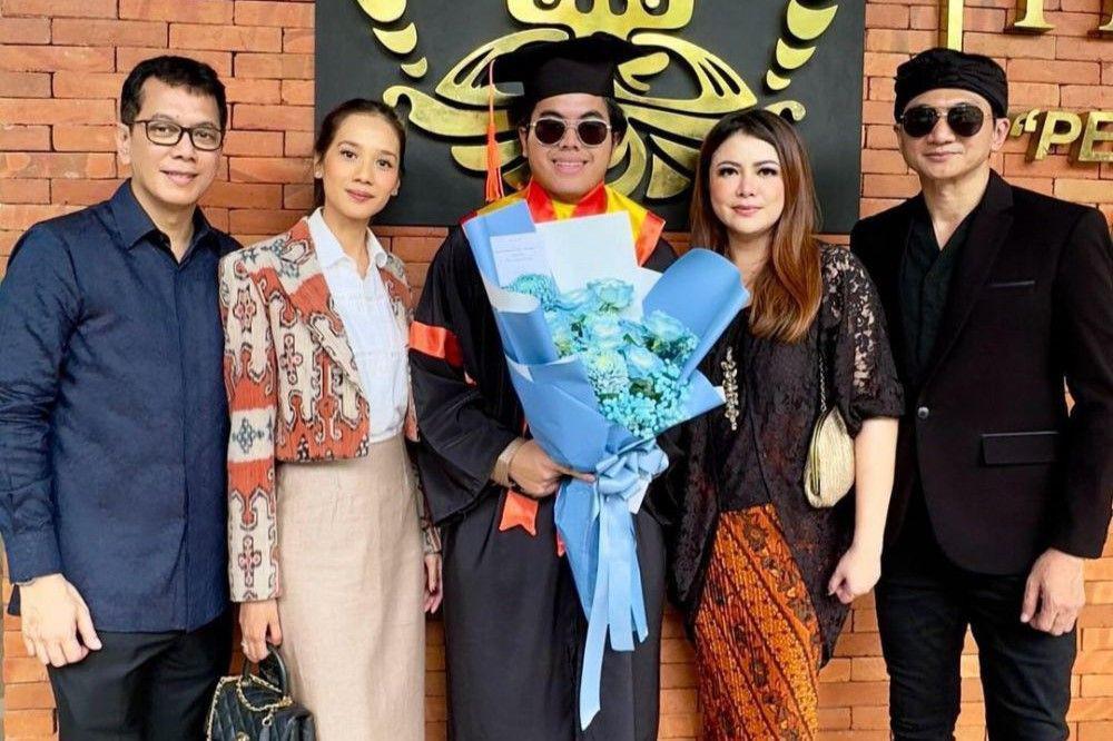 7 Potret Salvaditya Tama Wisuda dari Universitas Indonesia, Cumlaude