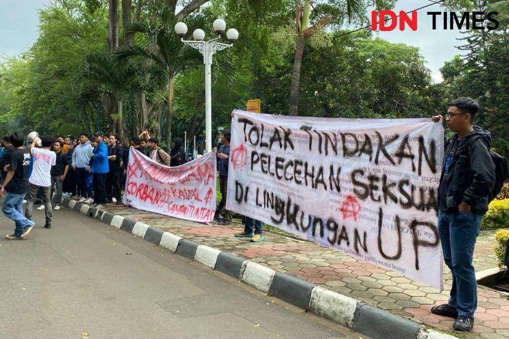 Mahasiswa unjuk rasa di depan Rektorat Universitas Pancasila, Jakarta Selatan, Selasa (27/2/2024). (IDN Times/Irfan Fathurohman)