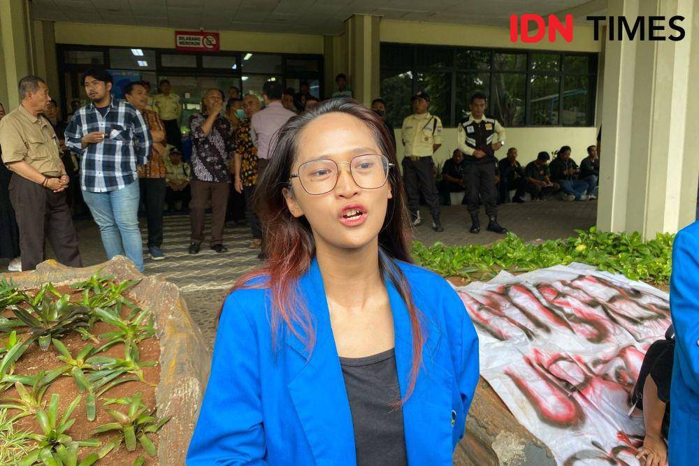 Ketua Senat UP, Windy di Universitas Pancasila saat berdemo, Selasa (27/2/2024). (iDN Times/Irfan Fathurohman)