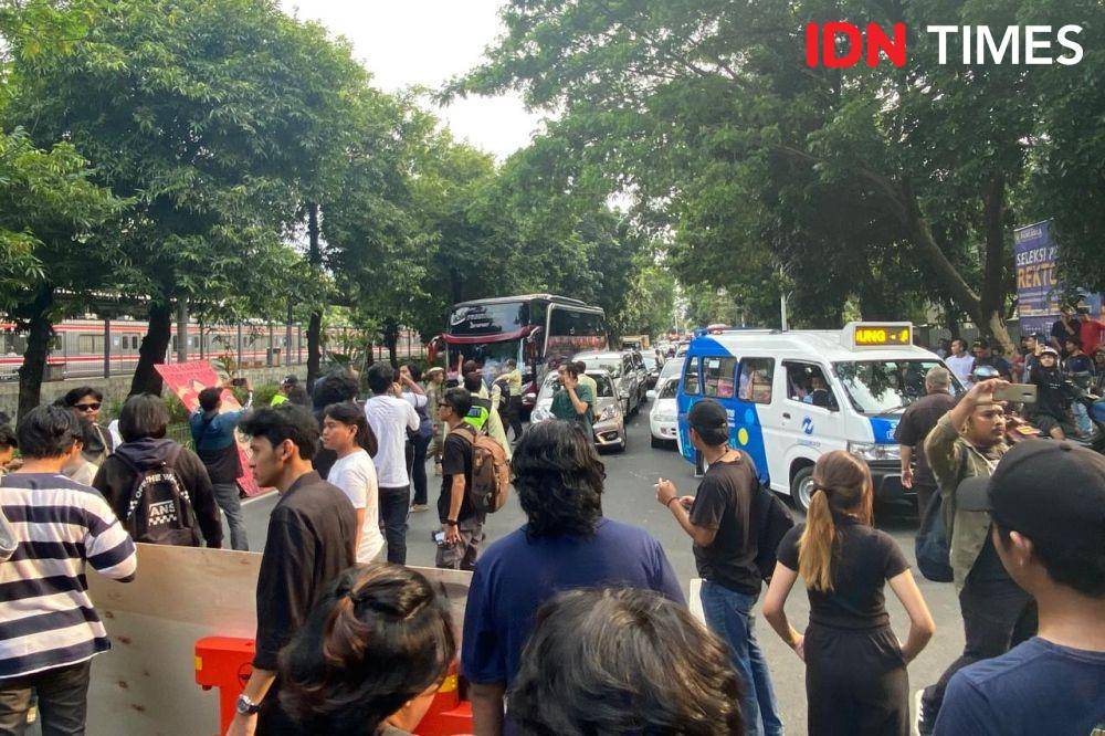 Mahasiswa Universitas Pancasila Blokade Jalan Lenteng Agung saat berunjuk rasa kasus pelecehan seksual Rektor nonaktif Universitas Pancasila, Edie Toet Hendratno. (IDN Times/Irfan Fathurohman)
