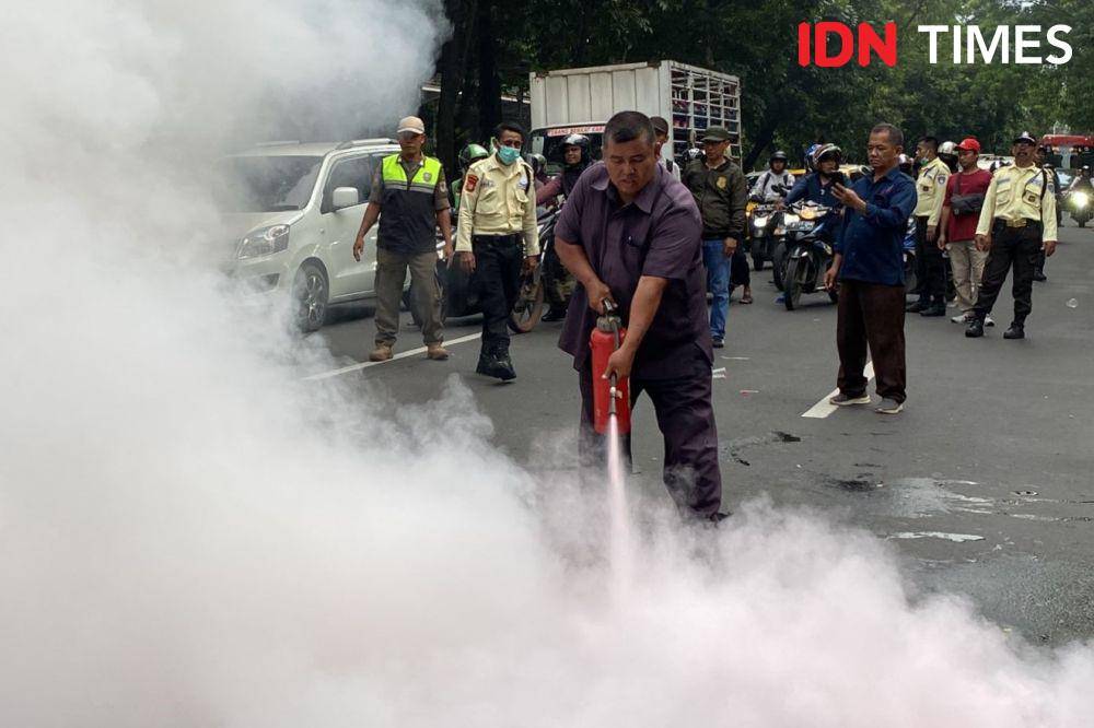 Blokade Mahasiswa Universitas Pancasila Dibuka, Lalu Lintas Kembali Normal pada Selasa (27/2/2024). (IDN Times/Irfan Fathurohman)