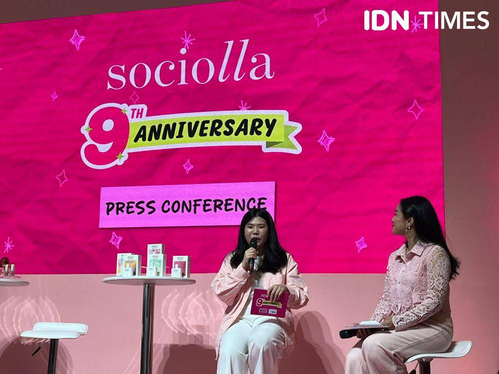 Pembukaan acara 9th Anniversary Sociolla di Laguna Atrium, Central Park Jakarta pada Selasa (27/2/2024). (IDN Times/Nisa Zarawaki)