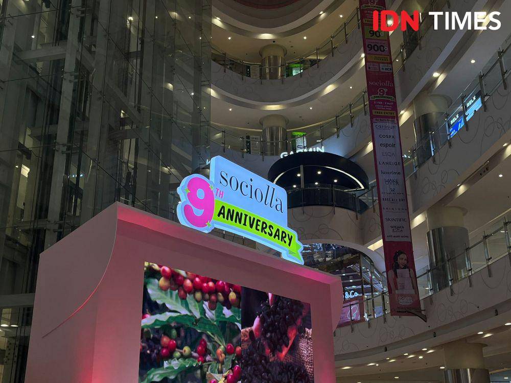 Pembukaan acara 9th Anniversary Sociolla di Laguna Atrium, Central Park Jakarta pada Selasa (27/2/2024). (IDN Times/Nisa Zarawaki)