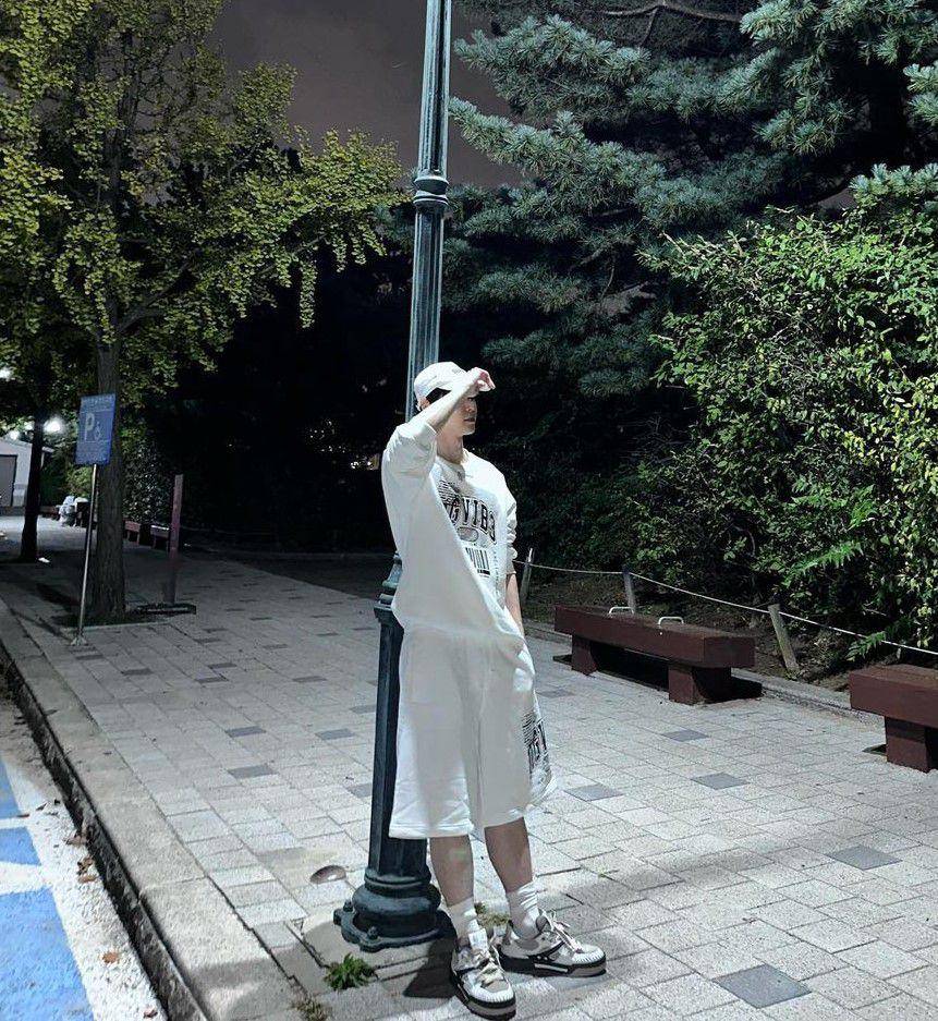ide outfit pakai baseball cap ala Doyoung NCT (instagram.com/do0_nct)